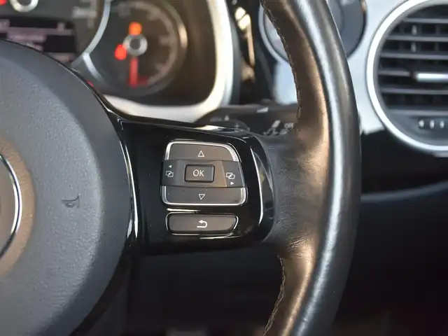 フォルクスワーゲン ザ・ビートル 2．0 Rライン 和歌山県 2016(平28)年 6.8万km 白 3連メーター /純正ナビ /フルセグ /Bカメラ /リヤスポイラー /ツインエキゾーストパイプ /レッドブレーキキャリパー /クルーズコントロール /コーナーセンサー /純正18AW /プッシュスタート /オートライト /MTモード付AT /ETC