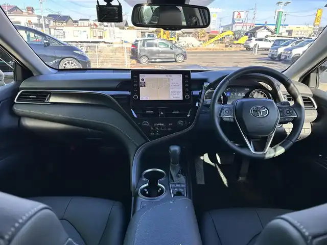 トヨタ カムリ WSレザーパッケージ 宮城県 2023(令5)年 0.2万km プラチナホワイトパールマイカ パノラミックビューモニター/＝＝＝/セーフティセンス/・プリクラッシュセーフティ/・レーダークルーズコントロール（カーブ速度抑制機能付）/・レーントレーシングアシスト/・オートマチックハイビーム/・ドライバー異常時対応システム/・ロードサインアシスト/先行車発進告知機能/ブラインドスポットモニター/リアクロストラフィックオートブレーキ/インテリジェントクリアランスソナー/カラーヘッドアップディスプレイ/9インチディスプレイオーディオ/・Tコネクトナビキット/・Bluetooth/ビルトインETC/ドライブレコーダー/本革シート/パワーシート/シートヒーター/革巻きステアリング/ステアリングスイッチ/電動パーキングブレーキ/ブレーキホールド/LEDヘッドランプ/LEDデイライト/フォグランプ/オートライト/スマートキー＆プッシュスタート/電動格納ミラー/純正18インチAW/純正フロアマット/純正ドアバイザー/W/サイド/カーテン/ニーエアバッグ