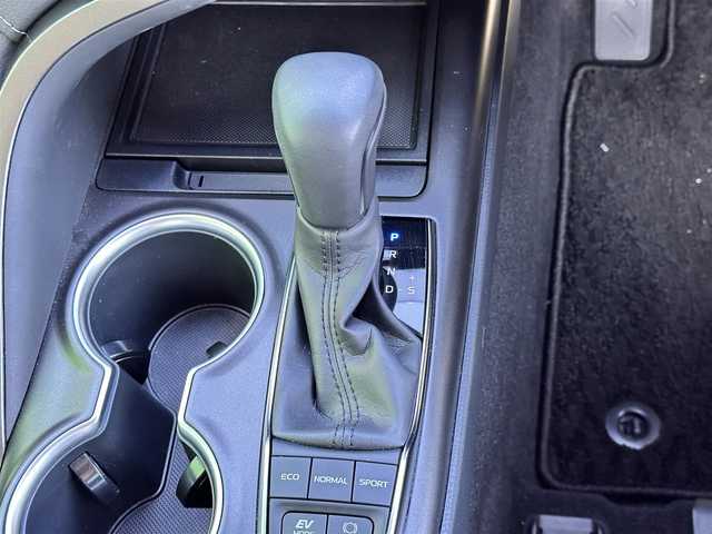 トヨタ カムリ WSレザーパッケージ 宮城県 2023(令5)年 0.2万km プラチナホワイトパールマイカ パノラミックビューモニター/＝＝＝/セーフティセンス/・プリクラッシュセーフティ/・レーダークルーズコントロール（カーブ速度抑制機能付）/・レーントレーシングアシスト/・オートマチックハイビーム/・ドライバー異常時対応システム/・ロードサインアシスト/先行車発進告知機能/ブラインドスポットモニター/リアクロストラフィックオートブレーキ/インテリジェントクリアランスソナー/カラーヘッドアップディスプレイ/9インチディスプレイオーディオ/・Tコネクトナビキット/・Bluetooth/ビルトインETC/ドライブレコーダー/本革シート/パワーシート/シートヒーター/革巻きステアリング/ステアリングスイッチ/電動パーキングブレーキ/ブレーキホールド/LEDヘッドランプ/LEDデイライト/フォグランプ/オートライト/スマートキー＆プッシュスタート/電動格納ミラー/純正18インチAW/純正フロアマット/純正ドアバイザー/W/サイド/カーテン/ニーエアバッグ