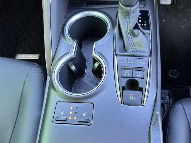 トヨタ カムリ WSレザーパッケージ 宮城県 2023(令5)年 0.2万km プラチナホワイトパールマイカ パノラミックビューモニター/＝＝＝/セーフティセンス/・プリクラッシュセーフティ/・レーダークルーズコントロール（カーブ速度抑制機能付）/・レーントレーシングアシスト/・オートマチックハイビーム/・ドライバー異常時対応システム/・ロードサインアシスト/先行車発進告知機能/ブラインドスポットモニター/リアクロストラフィックオートブレーキ/インテリジェントクリアランスソナー/カラーヘッドアップディスプレイ/9インチディスプレイオーディオ/・Tコネクトナビキット/・Bluetooth/ビルトインETC/ドライブレコーダー/本革シート/パワーシート/シートヒーター/革巻きステアリング/ステアリングスイッチ/電動パーキングブレーキ/ブレーキホールド/LEDヘッドランプ/LEDデイライト/フォグランプ/オートライト/スマートキー＆プッシュスタート/電動格納ミラー/純正18インチAW/純正フロアマット/純正ドアバイザー/W/サイド/カーテン/ニーエアバッグ