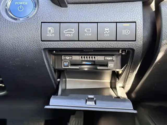 トヨタ カムリ WSレザーパッケージ 宮城県 2023(令5)年 0.2万km プラチナホワイトパールマイカ パノラミックビューモニター/＝＝＝/セーフティセンス/・プリクラッシュセーフティ/・レーダークルーズコントロール（カーブ速度抑制機能付）/・レーントレーシングアシスト/・オートマチックハイビーム/・ドライバー異常時対応システム/・ロードサインアシスト/先行車発進告知機能/ブラインドスポットモニター/リアクロストラフィックオートブレーキ/インテリジェントクリアランスソナー/カラーヘッドアップディスプレイ/9インチディスプレイオーディオ/・Tコネクトナビキット/・Bluetooth/ビルトインETC/ドライブレコーダー/本革シート/パワーシート/シートヒーター/革巻きステアリング/ステアリングスイッチ/電動パーキングブレーキ/ブレーキホールド/LEDヘッドランプ/LEDデイライト/フォグランプ/オートライト/スマートキー＆プッシュスタート/電動格納ミラー/純正18インチAW/純正フロアマット/純正ドアバイザー/W/サイド/カーテン/ニーエアバッグ