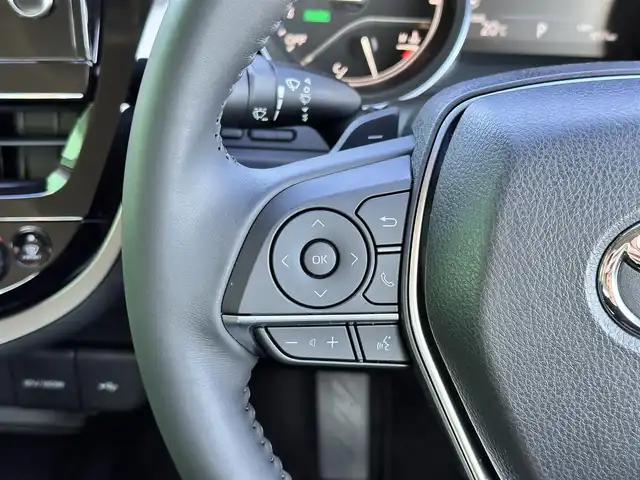 トヨタ カムリ WSレザーパッケージ 宮城県 2023(令5)年 0.2万km プラチナホワイトパールマイカ パノラミックビューモニター/＝＝＝/セーフティセンス/・プリクラッシュセーフティ/・レーダークルーズコントロール（カーブ速度抑制機能付）/・レーントレーシングアシスト/・オートマチックハイビーム/・ドライバー異常時対応システム/・ロードサインアシスト/先行車発進告知機能/ブラインドスポットモニター/リアクロストラフィックオートブレーキ/インテリジェントクリアランスソナー/カラーヘッドアップディスプレイ/9インチディスプレイオーディオ/・Tコネクトナビキット/・Bluetooth/ビルトインETC/ドライブレコーダー/本革シート/パワーシート/シートヒーター/革巻きステアリング/ステアリングスイッチ/電動パーキングブレーキ/ブレーキホールド/LEDヘッドランプ/LEDデイライト/フォグランプ/オートライト/スマートキー＆プッシュスタート/電動格納ミラー/純正18インチAW/純正フロアマット/純正ドアバイザー/W/サイド/カーテン/ニーエアバッグ