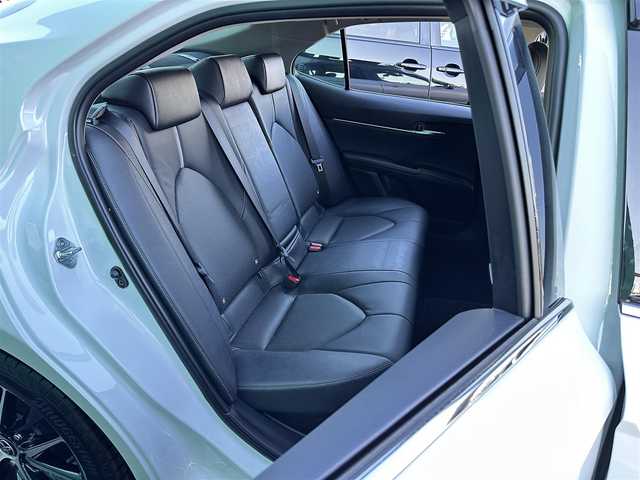 トヨタ カムリ WSレザーパッケージ 宮城県 2023(令5)年 0.2万km プラチナホワイトパールマイカ パノラミックビューモニター/＝＝＝/セーフティセンス/・プリクラッシュセーフティ/・レーダークルーズコントロール（カーブ速度抑制機能付）/・レーントレーシングアシスト/・オートマチックハイビーム/・ドライバー異常時対応システム/・ロードサインアシスト/先行車発進告知機能/ブラインドスポットモニター/リアクロストラフィックオートブレーキ/インテリジェントクリアランスソナー/カラーヘッドアップディスプレイ/9インチディスプレイオーディオ/・Tコネクトナビキット/・Bluetooth/ビルトインETC/ドライブレコーダー/本革シート/パワーシート/シートヒーター/革巻きステアリング/ステアリングスイッチ/電動パーキングブレーキ/ブレーキホールド/LEDヘッドランプ/LEDデイライト/フォグランプ/オートライト/スマートキー＆プッシュスタート/電動格納ミラー/純正18インチAW/純正フロアマット/純正ドアバイザー/W/サイド/カーテン/ニーエアバッグ