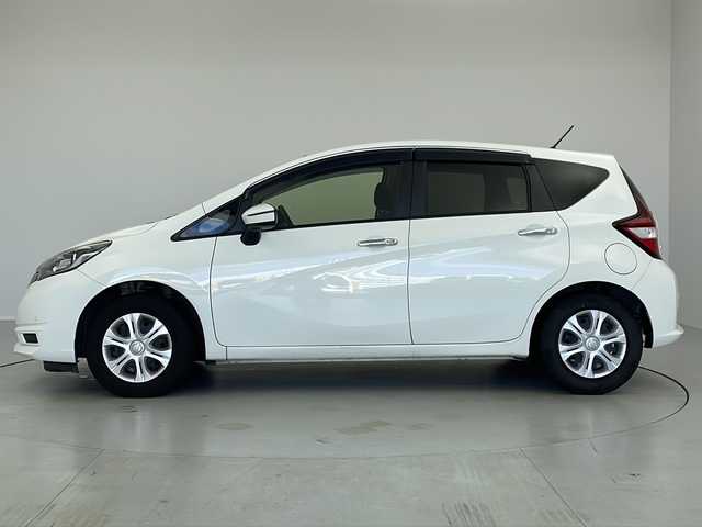 日産 ノート X 茨城県 2020(令2)年 3.5万km ホワイト 純正ナビ　バックモニター　スマートキー　ＥＴＣ　衝突軽減ブレーキ　横滑り防止装置　メモリーナビ　ＵＳＢ入力端子　オートライト　純正フロアマット　盗難防止装置　コーナーセンサー　レーンキープアシスト
