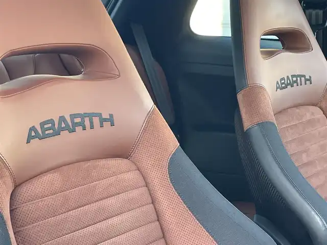 アバルト ５９５ コンペティツィオーネ 静岡県 2020(令2)年 4.3万km ガンＭ ワンオーナー/UconnectディスプレイオーディオCarplay対応/バックカメラ/カーボンシェルサベルトシート/Bremboブレーキキャリパー/レコードモンツァマフラー/ASSO17インチアルミホイールPartire AQUILA/HKS車高調/WAGNERTUNINGインタークーラー/ステアリングボス延長KIT/フロントカーボンリップスポイラー/シリコンインテークホース/社外エアクリーナー/Defiブースト計/フロアバー/ブルーレンズドアミラー/キーレス/ETC