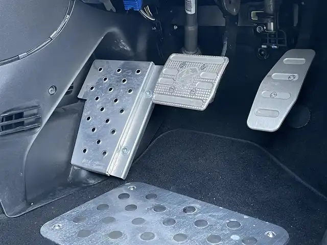 アバルト ５９５ コンペティツィオーネ 静岡県 2020(令2)年 4.3万km ガンＭ ワンオーナー/UconnectディスプレイオーディオCarplay対応/バックカメラ/カーボンシェルサベルトシート/Bremboブレーキキャリパー/レコードモンツァマフラー/ASSO17インチアルミホイールPartire AQUILA/HKS車高調/WAGNERTUNINGインタークーラー/ステアリングボス延長KIT/フロントカーボンリップスポイラー/シリコンインテークホース/社外エアクリーナー/Defiブースト計/フロアバー/ブルーレンズドアミラー/キーレス/ETC