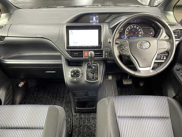 トヨタ ヴォクシー ZS 秋田県 2014(平26)年 9.2万km ブラック ディーラーＯＰナビ　NSZT-Y62G/・フルセグテレビ/・ＢＴ/・ＣＤ、ＤＶＤ、ＳＤ/・ラジオ/オールオートウィンドウ/フロントワイパーデアイサー/電動格納ミラー/セカンドシートサンシェード/前席デュアルエアコン/オートライト/ステアリングスイッチ