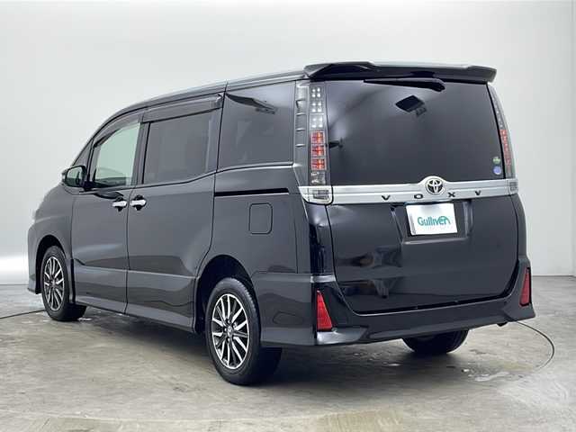 トヨタ ヴォクシー ZS 秋田県 2014(平26)年 9.2万km ブラック ディーラーＯＰナビ　NSZT-Y62G/・フルセグテレビ/・ＢＴ/・ＣＤ、ＤＶＤ、ＳＤ/・ラジオ/オールオートウィンドウ/フロントワイパーデアイサー/電動格納ミラー/セカンドシートサンシェード/前席デュアルエアコン/オートライト/ステアリングスイッチ