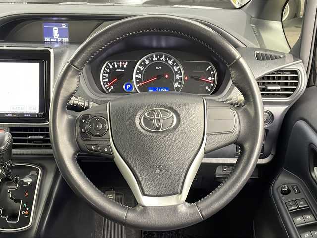 トヨタ ヴォクシー ZS 秋田県 2014(平26)年 9.2万km ブラック ディーラーＯＰナビ　NSZT-Y62G/・フルセグテレビ/・ＢＴ/・ＣＤ、ＤＶＤ、ＳＤ/・ラジオ/オールオートウィンドウ/フロントワイパーデアイサー/電動格納ミラー/セカンドシートサンシェード/前席デュアルエアコン/オートライト/ステアリングスイッチ