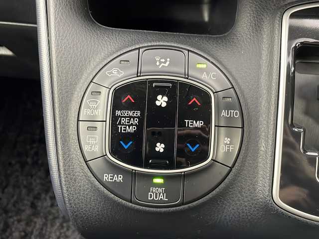 トヨタ ヴォクシー ZS 秋田県 2014(平26)年 9.2万km ブラック ディーラーＯＰナビ　NSZT-Y62G/・フルセグテレビ/・ＢＴ/・ＣＤ、ＤＶＤ、ＳＤ/・ラジオ/オールオートウィンドウ/フロントワイパーデアイサー/電動格納ミラー/セカンドシートサンシェード/前席デュアルエアコン/オートライト/ステアリングスイッチ