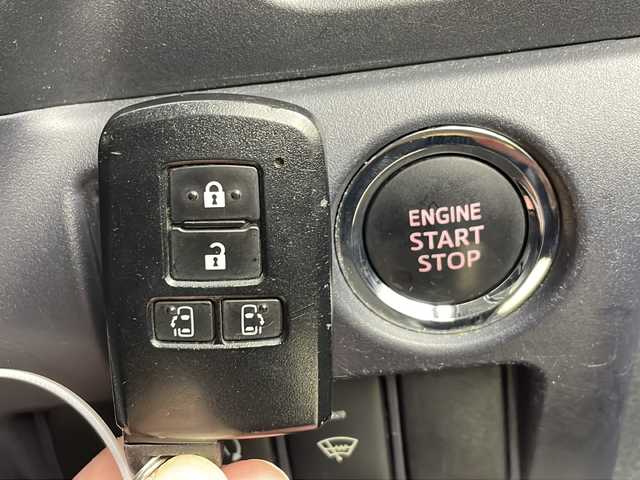 トヨタ ヴォクシー ZS 秋田県 2014(平26)年 9.2万km ブラック ディーラーＯＰナビ　NSZT-Y62G/・フルセグテレビ/・ＢＴ/・ＣＤ、ＤＶＤ、ＳＤ/・ラジオ/オールオートウィンドウ/フロントワイパーデアイサー/電動格納ミラー/セカンドシートサンシェード/前席デュアルエアコン/オートライト/ステアリングスイッチ