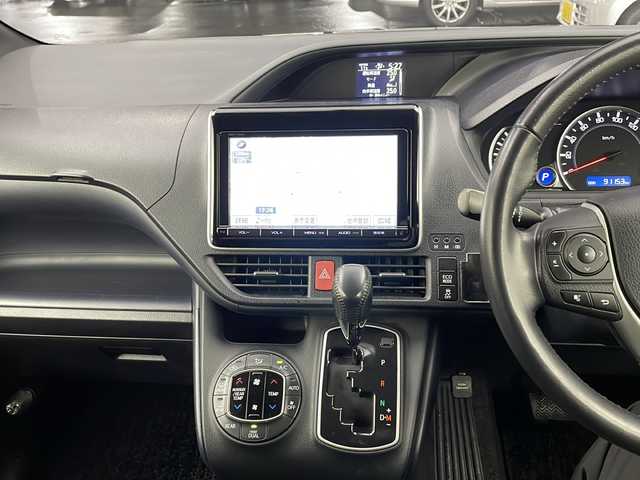 トヨタ ヴォクシー ZS 秋田県 2014(平26)年 9.2万km ブラック ディーラーＯＰナビ　NSZT-Y62G/・フルセグテレビ/・ＢＴ/・ＣＤ、ＤＶＤ、ＳＤ/・ラジオ/オールオートウィンドウ/フロントワイパーデアイサー/電動格納ミラー/セカンドシートサンシェード/前席デュアルエアコン/オートライト/ステアリングスイッチ