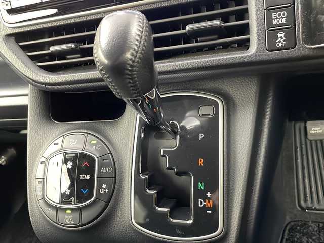 トヨタ ヴォクシー ZS 秋田県 2014(平26)年 9.2万km ブラック ディーラーＯＰナビ　NSZT-Y62G/・フルセグテレビ/・ＢＴ/・ＣＤ、ＤＶＤ、ＳＤ/・ラジオ/オールオートウィンドウ/フロントワイパーデアイサー/電動格納ミラー/セカンドシートサンシェード/前席デュアルエアコン/オートライト/ステアリングスイッチ