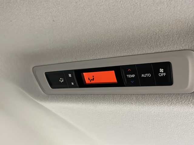 トヨタ ヴォクシー ZS 秋田県 2014(平26)年 9.2万km ブラック ディーラーＯＰナビ　NSZT-Y62G/・フルセグテレビ/・ＢＴ/・ＣＤ、ＤＶＤ、ＳＤ/・ラジオ/オールオートウィンドウ/フロントワイパーデアイサー/電動格納ミラー/セカンドシートサンシェード/前席デュアルエアコン/オートライト/ステアリングスイッチ