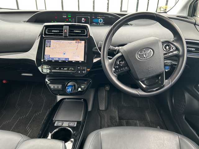トヨタ プリウス A ツーリングセレクション 大阪府 2019(令1)年 6.3万km アティチュードブラックマイカ トヨタセーフティセンス/・アダプティクブクルーズコントロール/・プリクラッシュセーフティー/・レーントレーシングアシスト/・クリアランスソナー/・オートマチックハイビーム/純正９インチナビ/・Bluetooth/フルセグTV/CD/DVD/ラジオ/　HDMI/USB/主要装備/・全周囲カメラ/・アラウンドビューモニター/・ブラインドスポットモニター/・パーキングアシスト/・・アイドリングストップ/・横滑り防止装置/・HUD/・SOSコール/・ステアリングリモコン/・レザーシート/・D席パワーシート/・シートヒーター/・LEDヘッド/・フォグランプ/・純正アルミホイール/・純正フロアマット/・ドライブレコーダー/・ETC