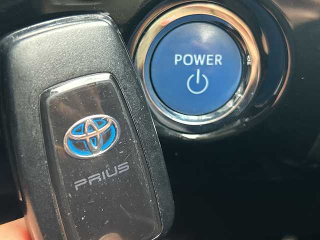 トヨタ プリウス A ツーリングセレクション 大阪府 2019(令1)年 6.3万km アティチュードブラックマイカ トヨタセーフティセンス/・アダプティクブクルーズコントロール/・プリクラッシュセーフティー/・レーントレーシングアシスト/・クリアランスソナー/・オートマチックハイビーム/純正９インチナビ/・Bluetooth/フルセグTV/CD/DVD/ラジオ/　HDMI/USB/主要装備/・全周囲カメラ/・アラウンドビューモニター/・ブラインドスポットモニター/・パーキングアシスト/・・アイドリングストップ/・横滑り防止装置/・HUD/・SOSコール/・ステアリングリモコン/・レザーシート/・D席パワーシート/・シートヒーター/・LEDヘッド/・フォグランプ/・純正アルミホイール/・純正フロアマット/・ドライブレコーダー/・ETC