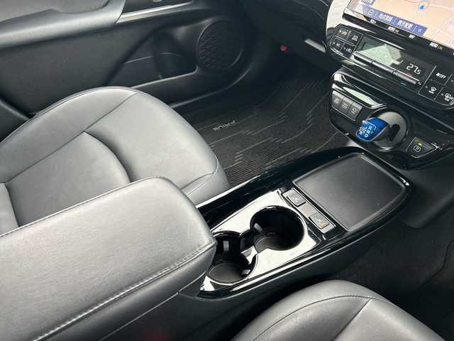 トヨタ プリウス A ツーリングセレクション 大阪府 2019(令1)年 6.3万km アティチュードブラックマイカ トヨタセーフティセンス/・アダプティクブクルーズコントロール/・プリクラッシュセーフティー/・レーントレーシングアシスト/・クリアランスソナー/・オートマチックハイビーム/純正９インチナビ/・Bluetooth/フルセグTV/CD/DVD/ラジオ/　HDMI/USB/主要装備/・全周囲カメラ/・アラウンドビューモニター/・ブラインドスポットモニター/・パーキングアシスト/・・アイドリングストップ/・横滑り防止装置/・HUD/・SOSコール/・ステアリングリモコン/・レザーシート/・D席パワーシート/・シートヒーター/・LEDヘッド/・フォグランプ/・純正アルミホイール/・純正フロアマット/・ドライブレコーダー/・ETC