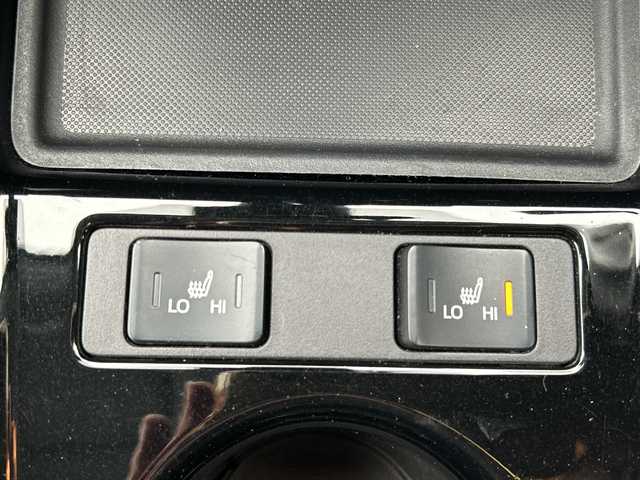 トヨタ プリウス A ツーリングセレクション 大阪府 2019(令1)年 6.3万km アティチュードブラックマイカ トヨタセーフティセンス/・アダプティクブクルーズコントロール/・プリクラッシュセーフティー/・レーントレーシングアシスト/・クリアランスソナー/・オートマチックハイビーム/純正９インチナビ/・Bluetooth/フルセグTV/CD/DVD/ラジオ/　HDMI/USB/主要装備/・全周囲カメラ/・アラウンドビューモニター/・ブラインドスポットモニター/・パーキングアシスト/・・アイドリングストップ/・横滑り防止装置/・HUD/・SOSコール/・ステアリングリモコン/・レザーシート/・D席パワーシート/・シートヒーター/・LEDヘッド/・フォグランプ/・純正アルミホイール/・純正フロアマット/・ドライブレコーダー/・ETC