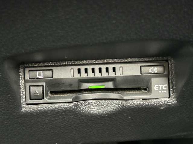 トヨタ プリウス A ツーリングセレクション 大阪府 2019(令1)年 6.3万km アティチュードブラックマイカ トヨタセーフティセンス/・アダプティクブクルーズコントロール/・プリクラッシュセーフティー/・レーントレーシングアシスト/・クリアランスソナー/・オートマチックハイビーム/純正９インチナビ/・Bluetooth/フルセグTV/CD/DVD/ラジオ/　HDMI/USB/主要装備/・全周囲カメラ/・アラウンドビューモニター/・ブラインドスポットモニター/・パーキングアシスト/・・アイドリングストップ/・横滑り防止装置/・HUD/・SOSコール/・ステアリングリモコン/・レザーシート/・D席パワーシート/・シートヒーター/・LEDヘッド/・フォグランプ/・純正アルミホイール/・純正フロアマット/・ドライブレコーダー/・ETC