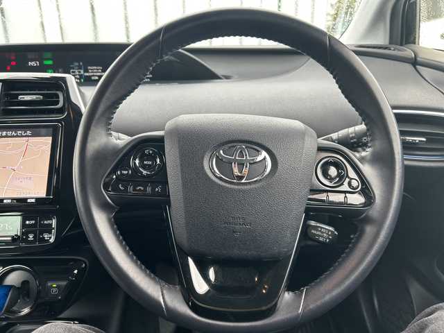 トヨタ プリウス A ツーリングセレクション 大阪府 2019(令1)年 6.3万km アティチュードブラックマイカ トヨタセーフティセンス/・アダプティクブクルーズコントロール/・プリクラッシュセーフティー/・レーントレーシングアシスト/・クリアランスソナー/・オートマチックハイビーム/純正９インチナビ/・Bluetooth/フルセグTV/CD/DVD/ラジオ/　HDMI/USB/主要装備/・全周囲カメラ/・アラウンドビューモニター/・ブラインドスポットモニター/・パーキングアシスト/・・アイドリングストップ/・横滑り防止装置/・HUD/・SOSコール/・ステアリングリモコン/・レザーシート/・D席パワーシート/・シートヒーター/・LEDヘッド/・フォグランプ/・純正アルミホイール/・純正フロアマット/・ドライブレコーダー/・ETC