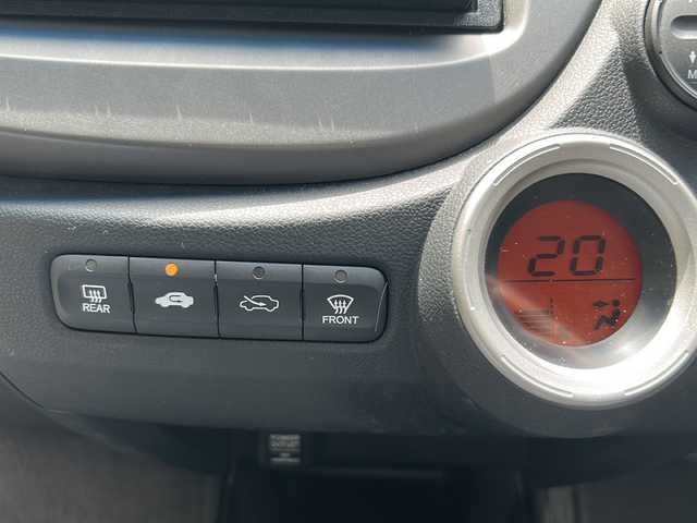 ホンダ フィット G スマートセレ ファインスタイル 京都府 2013(平25)年 6.8万km クリスタルブラックパール ワンオーナー/Pioneerナビ/・フルセグTV/CD/DVD/AM/FM/ビルトインETC/バックカメラ/ドライブレコーダー/オートライト/電格ウインカーミラー/ドアバイザー/純正フロアマット/リアワイパー/保証書/取説/スマートキースペア有