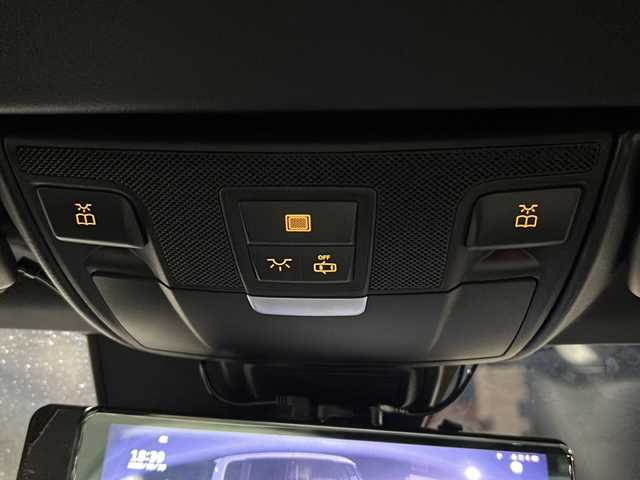 メルセデス・ベンツ ＳＬＫ２００ エクスクルーシブ 山口県 2015(平27)年 4.2万km ポーラホワイト 純正ナビ（フルセグTV、Bluetooth）/デジタルインナーミラー/バックカメラ/レーダークルーズコントロール/HIDオートライト/黒革シート/前席シートヒーター/純正18インチアルミホイール/前後コーナーセンサー/アイドリングストップ/衝突被害軽減ブレーキ