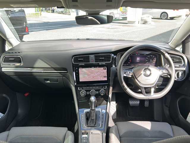 フォルクスワーゲン ゴルフ TSI ハイライン テックED 神奈川県 2019(令1)年 3.5万km アトランティックブルーM ワンオーナー/純正ナビ/　Bluetooth/USB/AUX/CD/DVD/AppleCarPlay/フルセグTV/バックカメラ/アダプティブクルーズコントロール/プリクラッシュブレーキシステム/レーンキープアシスト/ブラインドスポットモニター/パドルシフト/オートライト/純正17インチAW/ビルトインETC2.0/アイドリングストップ/保証書/取扱説明書/スペアキー×１