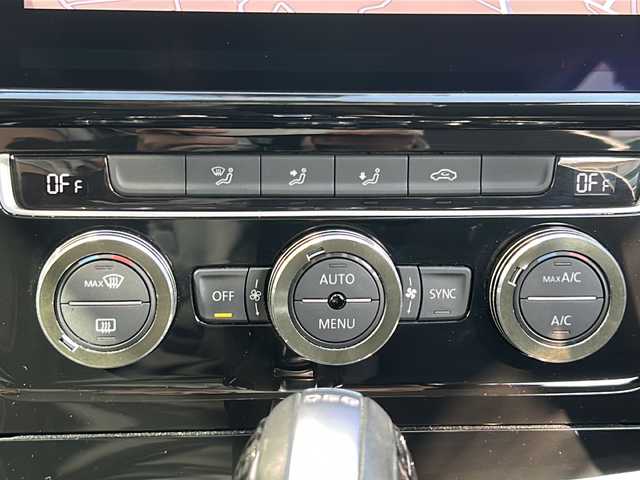 フォルクスワーゲン ゴルフ TSI ハイライン テックED 神奈川県 2019(令1)年 3.5万km アトランティックブルーM ワンオーナー/純正ナビ/　Bluetooth/USB/AUX/CD/DVD/AppleCarPlay/フルセグTV/バックカメラ/アダプティブクルーズコントロール/プリクラッシュブレーキシステム/レーンキープアシスト/ブラインドスポットモニター/パドルシフト/オートライト/純正17インチAW/ビルトインETC2.0/アイドリングストップ/保証書/取扱説明書/スペアキー×１