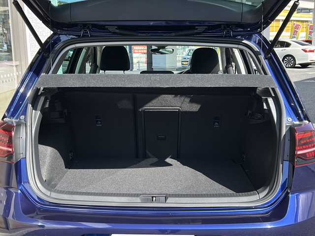 フォルクスワーゲン ゴルフ TSI ハイライン テックED 神奈川県 2019(令1)年 3.5万km アトランティックブルーM ワンオーナー/純正ナビ/　Bluetooth/USB/AUX/CD/DVD/AppleCarPlay/フルセグTV/バックカメラ/アダプティブクルーズコントロール/プリクラッシュブレーキシステム/レーンキープアシスト/ブラインドスポットモニター/パドルシフト/オートライト/純正17インチAW/ビルトインETC2.0/アイドリングストップ/保証書/取扱説明書/スペアキー×１