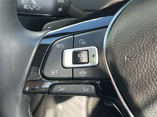 フォルクスワーゲン ゴルフ TSI ハイライン テックED 神奈川県 2019(令1)年 3.5万km アトランティックブルーM ワンオーナー/純正ナビ/　Bluetooth/USB/AUX/CD/DVD/AppleCarPlay/フルセグTV/バックカメラ/アダプティブクルーズコントロール/プリクラッシュブレーキシステム/レーンキープアシスト/ブラインドスポットモニター/パドルシフト/オートライト/純正17インチAW/ビルトインETC2.0/アイドリングストップ/保証書/取扱説明書/スペアキー×１