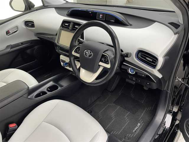 トヨタ プリウス S ツーリングセレクション 兵庫県 2016(平28)年 8.4万km 黒 純正9インチSDナビ(CD/DVD/SD/Bluetooth/フルセグ)/バックカメラ/前後ドライブレコーダー/シートヒーター/レザーシート/社外スポイラー(F.S.R)/コーナーセンサー/LEDヘッドライト/純正17インチアルミホイール/純正フロアマット/ビルトインETC/ナビレディパッケージ