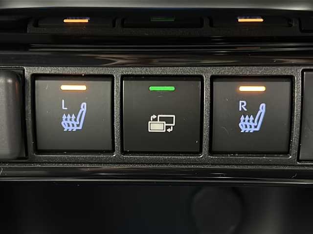 トヨタ ヤリスクロス ハイブリッド Z 宮城県 2021(令3)年 4.1万km シルバーメタリック 禁煙車/トヨタセーフティーセンス/・レーダークルーズコントロール/・レーントレーシングアシスト/・プリクラッシュセーフティーシステム/・ロードサインアシスト/・オートマチックハイビーム/・パーキングサポートブレーキ/ブラインドスポットモニター/純正8インチディスプレイオーディオ/（BT.AM.FM.Applecarplay。AndroidAuto）/バックカメラ/フルセグテレビ/ビルトインETC２．０/前後ドライブレコーダー/電動パーキングブレーキ/AUTOHOLD/前席シートヒーター/運転席パワーシート/ハーフレザーシート/革巻きステアリング/ステアリングスイッチ/プッシュスタート/スマートキー（2本）/純正フロアマット/純正18インチアルミホイール/LEDヘッドライト/横滑り防止機能/アイドリングストップ