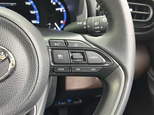 トヨタ ヤリスクロス ハイブリッド Z 宮城県 2021(令3)年 4.1万km シルバーメタリック 禁煙車/トヨタセーフティーセンス/・レーダークルーズコントロール/・レーントレーシングアシスト/・プリクラッシュセーフティーシステム/・ロードサインアシスト/・オートマチックハイビーム/・パーキングサポートブレーキ/ブラインドスポットモニター/純正8インチディスプレイオーディオ/（BT.AM.FM.Applecarplay。AndroidAuto）/バックカメラ/フルセグテレビ/ビルトインETC２．０/前後ドライブレコーダー/電動パーキングブレーキ/AUTOHOLD/前席シートヒーター/運転席パワーシート/ハーフレザーシート/革巻きステアリング/ステアリングスイッチ/プッシュスタート/スマートキー（2本）/純正フロアマット/純正18インチアルミホイール/LEDヘッドライト/横滑り防止機能/アイドリングストップ