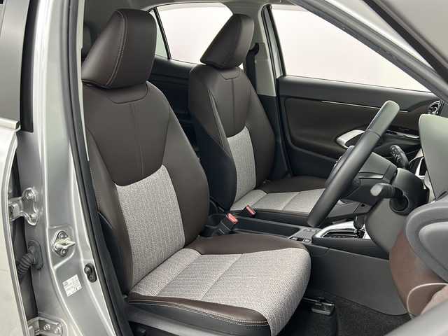 トヨタ ヤリスクロス ハイブリッド Z 宮城県 2021(令3)年 4.1万km シルバーメタリック 禁煙車/トヨタセーフティーセンス/・レーダークルーズコントロール/・レーントレーシングアシスト/・プリクラッシュセーフティーシステム/・ロードサインアシスト/・オートマチックハイビーム/・パーキングサポートブレーキ/ブラインドスポットモニター/純正8インチディスプレイオーディオ/（BT.AM.FM.Applecarplay。AndroidAuto）/バックカメラ/フルセグテレビ/ビルトインETC２．０/前後ドライブレコーダー/電動パーキングブレーキ/AUTOHOLD/前席シートヒーター/運転席パワーシート/ハーフレザーシート/革巻きステアリング/ステアリングスイッチ/プッシュスタート/スマートキー（2本）/純正フロアマット/純正18インチアルミホイール/LEDヘッドライト/横滑り防止機能/アイドリングストップ