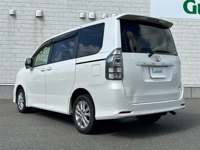トヨタ ヴォクシー Z 山形県 2012(平24)年 10.2万km ホワイトパールクリスタルシャイン ４WD/純正メモリナビ/フルセグTV/FM/AM/DVD/CD/横滑り防止装置/純正バイザー/純正マット/ETC