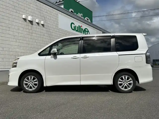 トヨタ ヴォクシー Z 山形県 2012(平24)年 10.2万km ホワイトパールクリスタルシャイン ４WD/純正メモリナビ/フルセグTV/FM/AM/DVD/CD/横滑り防止装置/純正バイザー/純正マット/ETC