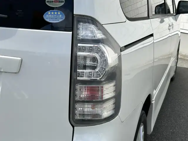 トヨタ ヴォクシー Z 山形県 2012(平24)年 10.2万km ホワイトパールクリスタルシャイン ４WD/純正メモリナビ/フルセグTV/FM/AM/DVD/CD/横滑り防止装置/純正バイザー/純正マット/ETC