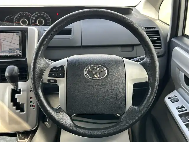 トヨタ ヴォクシー Z 山形県 2012(平24)年 10.2万km ホワイトパールクリスタルシャイン ４WD/純正メモリナビ/フルセグTV/FM/AM/DVD/CD/横滑り防止装置/純正バイザー/純正マット/ETC