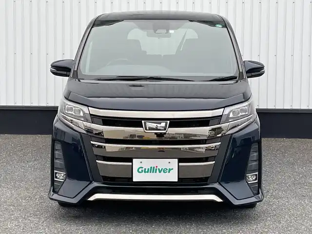 トヨタ ノア Si ダブルバイビー 千葉県 2018(平30)年 4万km ブラッキッシュアゲハガラスフレーク 純正10インSDリナビ/(ＦＭ／ＡＭ／ＣＤ／ＤＶＤ／フルセグ/Bluetooth)/フリップダウンモニター/ハーフレザーシート/バックカメラ/衝突被害軽減システム/車線逸脱警報/クルーズコントロール/両側パワースライドドア/横滑り防止装置/ETC/アイドリングストップ/LEDヘッドライト/フォグランプ/オートライト/ウィンカーミラー/電動格納ミラー/純正16インチAW/シートリフター/禁煙車/プッシュスタート/スマートキー/フロアマット/ドアバイザー/スペアキー/保証書