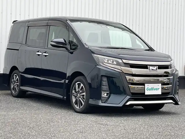 トヨタ ノア Si ダブルバイビー 千葉県 2018(平30)年 4万km ブラッキッシュアゲハガラスフレーク 純正10インSDリナビ/(ＦＭ／ＡＭ／ＣＤ／ＤＶＤ／フルセグ/Bluetooth)/フリップダウンモニター/ハーフレザーシート/バックカメラ/衝突被害軽減システム/車線逸脱警報/クルーズコントロール/両側パワースライドドア/横滑り防止装置/ETC/アイドリングストップ/LEDヘッドライト/フォグランプ/オートライト/ウィンカーミラー/電動格納ミラー/純正16インチAW/シートリフター/禁煙車/プッシュスタート/スマートキー/フロアマット/ドアバイザー/スペアキー/保証書