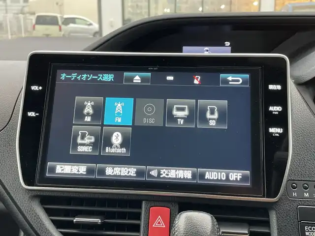 トヨタ ノア Si ダブルバイビー 千葉県 2018(平30)年 4万km ブラッキッシュアゲハガラスフレーク 純正10インSDリナビ/(ＦＭ／ＡＭ／ＣＤ／ＤＶＤ／フルセグ/Bluetooth)/フリップダウンモニター/ハーフレザーシート/バックカメラ/衝突被害軽減システム/車線逸脱警報/クルーズコントロール/両側パワースライドドア/横滑り防止装置/ETC/アイドリングストップ/LEDヘッドライト/フォグランプ/オートライト/ウィンカーミラー/電動格納ミラー/純正16インチAW/シートリフター/禁煙車/プッシュスタート/スマートキー/フロアマット/ドアバイザー/スペアキー/保証書
