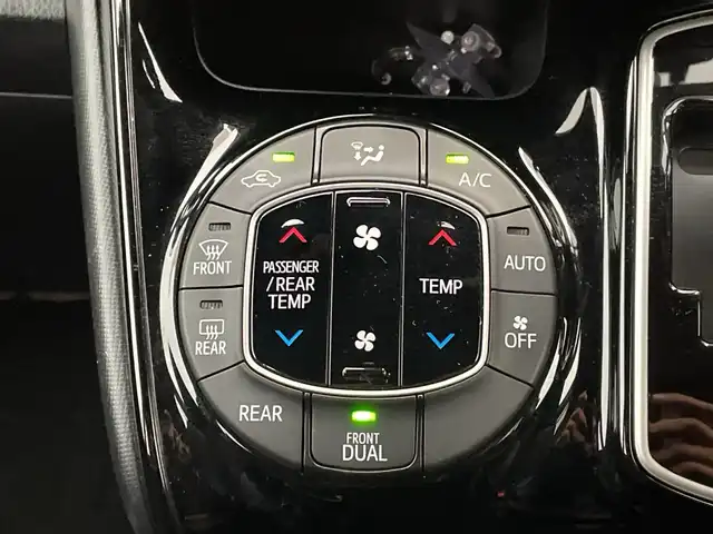 トヨタ ノア Si ダブルバイビー 千葉県 2018(平30)年 4万km ブラッキッシュアゲハガラスフレーク 純正10インSDリナビ/(ＦＭ／ＡＭ／ＣＤ／ＤＶＤ／フルセグ/Bluetooth)/フリップダウンモニター/ハーフレザーシート/バックカメラ/衝突被害軽減システム/車線逸脱警報/クルーズコントロール/両側パワースライドドア/横滑り防止装置/ETC/アイドリングストップ/LEDヘッドライト/フォグランプ/オートライト/ウィンカーミラー/電動格納ミラー/純正16インチAW/シートリフター/禁煙車/プッシュスタート/スマートキー/フロアマット/ドアバイザー/スペアキー/保証書