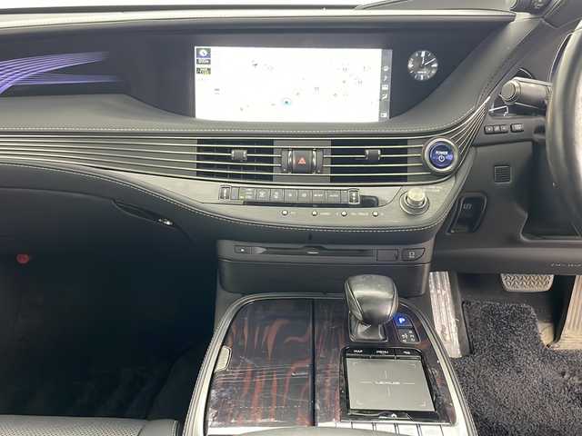 レクサス ＬＳ 500h Iパッケージ 道央・札幌 2018(平30)年 5.7万km ソニッククォーツ ・4WD/・寒冷地仕様/・純正ナビ（CD/DVD/BT/USB/AUX/フルセグ）/・全方位モニター/・サンルーフ/・PCS/・BSM/・PKSA/・HUD/・エアサスペンション/・デジタルインナーミラー/・レーダークルーズコントロール/・パドルシフト/・D/Nシートヒーター/・D/Nベンチレーション/・ステアリングヒーター/・ドアミラーヒーター/・D/Nパワーシート/・Dメモリーシート/・フロントカメラ/・バックカメラ/・バックフォグ/・純正１９インチAW