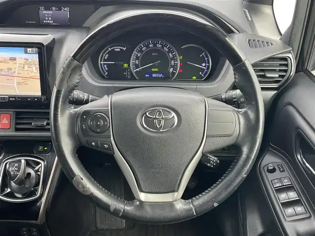 トヨタ エスクァイア ハイブリッド Gi ブラックテーラード 大阪府 2016(平28)年 6.7万km スパークリングブラックパールクリスタルシャイン ALPINE9インチナビ/・AM/FM/・CD/DVD/SD/・Bluetooth/・フルセグTV/バックカメラ/フリップダウンモニター/ステアリングスイッチ/ウッドコンビステアリング/前方ドライブレコーダー/ビルトインETC/クルーズコントロール/前席シートヒーター/両側パワースライドドア/プリクラッシュセーフティ/レーンディパーチャーアラート/先行車発進告知/オートハイビーム/オートマチックヘッドライト/フォグランプ/リアロールサンシェード/オートリトラミラー/シートリフター/純正15インチアルミホイール