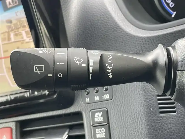 トヨタ エスクァイア ハイブリッド Gi ブラックテーラード 大阪府 2016(平28)年 6.7万km スパークリングブラックパールクリスタルシャイン ALPINE9インチナビ/・AM/FM/・CD/DVD/SD/・Bluetooth/・フルセグTV/バックカメラ/フリップダウンモニター/ステアリングスイッチ/ウッドコンビステアリング/前方ドライブレコーダー/ビルトインETC/クルーズコントロール/前席シートヒーター/両側パワースライドドア/プリクラッシュセーフティ/レーンディパーチャーアラート/先行車発進告知/オートハイビーム/オートマチックヘッドライト/フォグランプ/リアロールサンシェード/オートリトラミラー/シートリフター/純正15インチアルミホイール