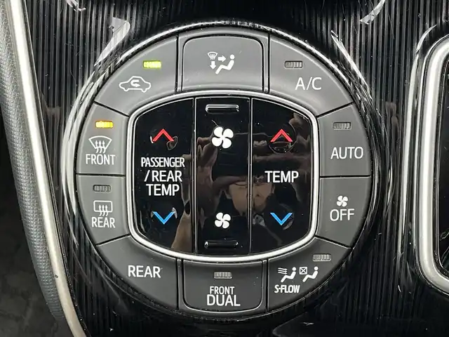 トヨタ エスクァイア ハイブリッド Gi ブラックテーラード 大阪府 2016(平28)年 6.7万km スパークリングブラックパールクリスタルシャイン ALPINE9インチナビ/・AM/FM/・CD/DVD/SD/・Bluetooth/・フルセグTV/バックカメラ/フリップダウンモニター/ステアリングスイッチ/ウッドコンビステアリング/前方ドライブレコーダー/ビルトインETC/クルーズコントロール/前席シートヒーター/両側パワースライドドア/プリクラッシュセーフティ/レーンディパーチャーアラート/先行車発進告知/オートハイビーム/オートマチックヘッドライト/フォグランプ/リアロールサンシェード/オートリトラミラー/シートリフター/純正15インチアルミホイール