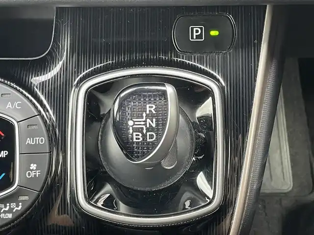 トヨタ エスクァイア ハイブリッド Gi ブラックテーラード 大阪府 2016(平28)年 6.7万km スパークリングブラックパールクリスタルシャイン ALPINE9インチナビ/・AM/FM/・CD/DVD/SD/・Bluetooth/・フルセグTV/バックカメラ/フリップダウンモニター/ステアリングスイッチ/ウッドコンビステアリング/前方ドライブレコーダー/ビルトインETC/クルーズコントロール/前席シートヒーター/両側パワースライドドア/プリクラッシュセーフティ/レーンディパーチャーアラート/先行車発進告知/オートハイビーム/オートマチックヘッドライト/フォグランプ/リアロールサンシェード/オートリトラミラー/シートリフター/純正15インチアルミホイール