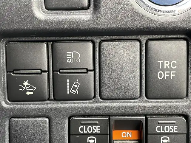 トヨタ エスクァイア ハイブリッド Gi ブラックテーラード 大阪府 2016(平28)年 6.7万km スパークリングブラックパールクリスタルシャイン ALPINE9インチナビ/・AM/FM/・CD/DVD/SD/・Bluetooth/・フルセグTV/バックカメラ/フリップダウンモニター/ステアリングスイッチ/ウッドコンビステアリング/前方ドライブレコーダー/ビルトインETC/クルーズコントロール/前席シートヒーター/両側パワースライドドア/プリクラッシュセーフティ/レーンディパーチャーアラート/先行車発進告知/オートハイビーム/オートマチックヘッドライト/フォグランプ/リアロールサンシェード/オートリトラミラー/シートリフター/純正15インチアルミホイール