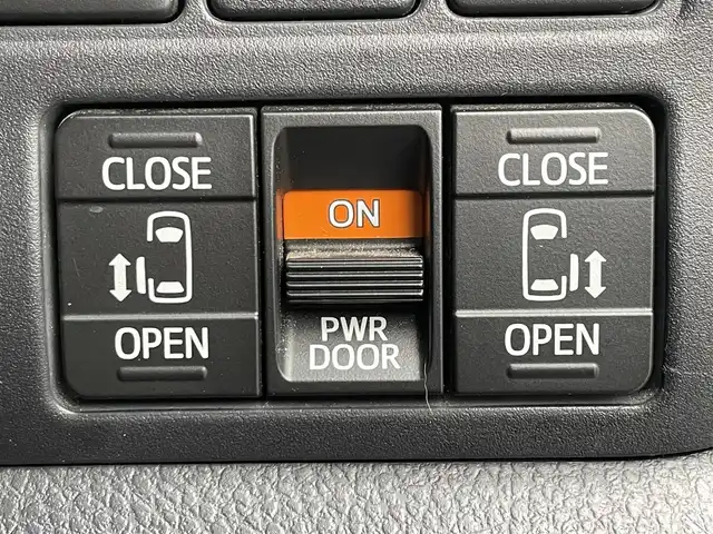 トヨタ エスクァイア ハイブリッド Gi ブラックテーラード 大阪府 2016(平28)年 6.7万km スパークリングブラックパールクリスタルシャイン ALPINE9インチナビ/・AM/FM/・CD/DVD/SD/・Bluetooth/・フルセグTV/バックカメラ/フリップダウンモニター/ステアリングスイッチ/ウッドコンビステアリング/前方ドライブレコーダー/ビルトインETC/クルーズコントロール/前席シートヒーター/両側パワースライドドア/プリクラッシュセーフティ/レーンディパーチャーアラート/先行車発進告知/オートハイビーム/オートマチックヘッドライト/フォグランプ/リアロールサンシェード/オートリトラミラー/シートリフター/純正15インチアルミホイール