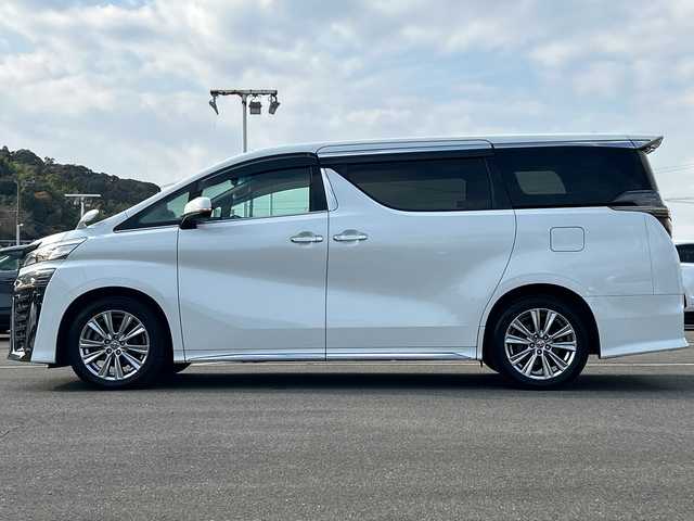 トヨタ ヴェルファイア ゴールデンアイズⅡ 佐賀県 2021(令3)年 3.6万km ホワイトパールクリスタルシャイン ・純正メーカーOPナビ/・デジタルインナーミラー/・バックカメラ/・パーキングサポートブレーキ/・プリクラッシュセーフティ/・ツインムーンルーフ/・安心降車アシスト/・レーダークルーズコントロール/・レーンディパーチャーアラート/・クリアランスソナー/・インテリジェントクリアランスソナー/・ブラインドスポットモニター（ＢＳＭ）/・社外ドライヴレコーダー前後/・両側パワースライドドア/・オットマン/・パワーバックドア/・純正18インチアルミホイール/・LEDヘッドライト/・フォグランプ/・スマートキー/・スペアキー×１